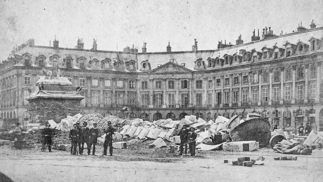 Place Vendôme, la colonne abattue de l'empereur 