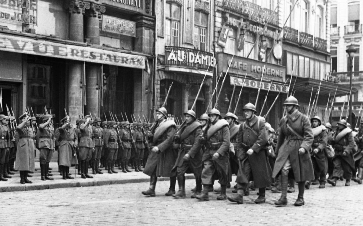 Une compagnie en armes de tirailleurs du 13e défile sur la grand place de Lille, devant le général Waeger, son état major et une compagnie d'honneur allemande 