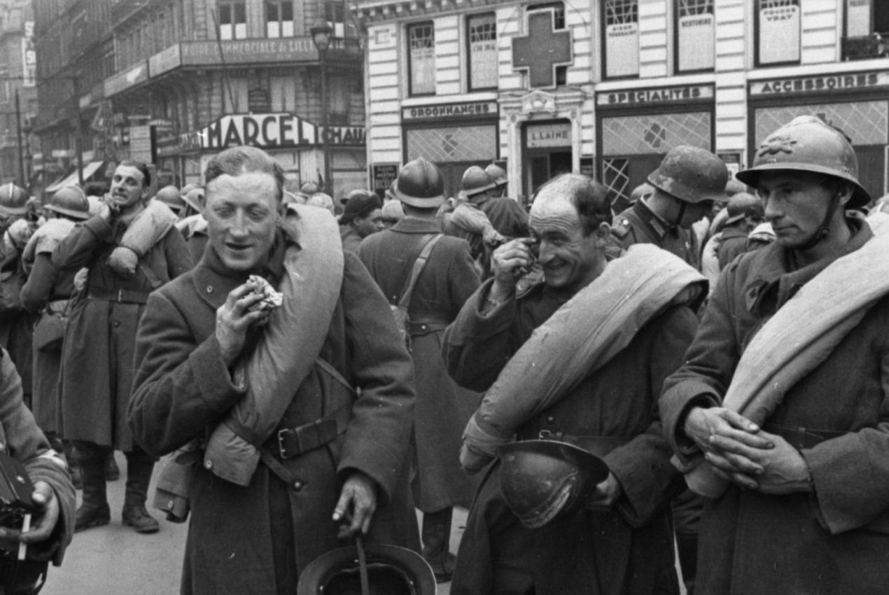 Fin du défilé sur la place de la gare de Lille. 1er juin 1940