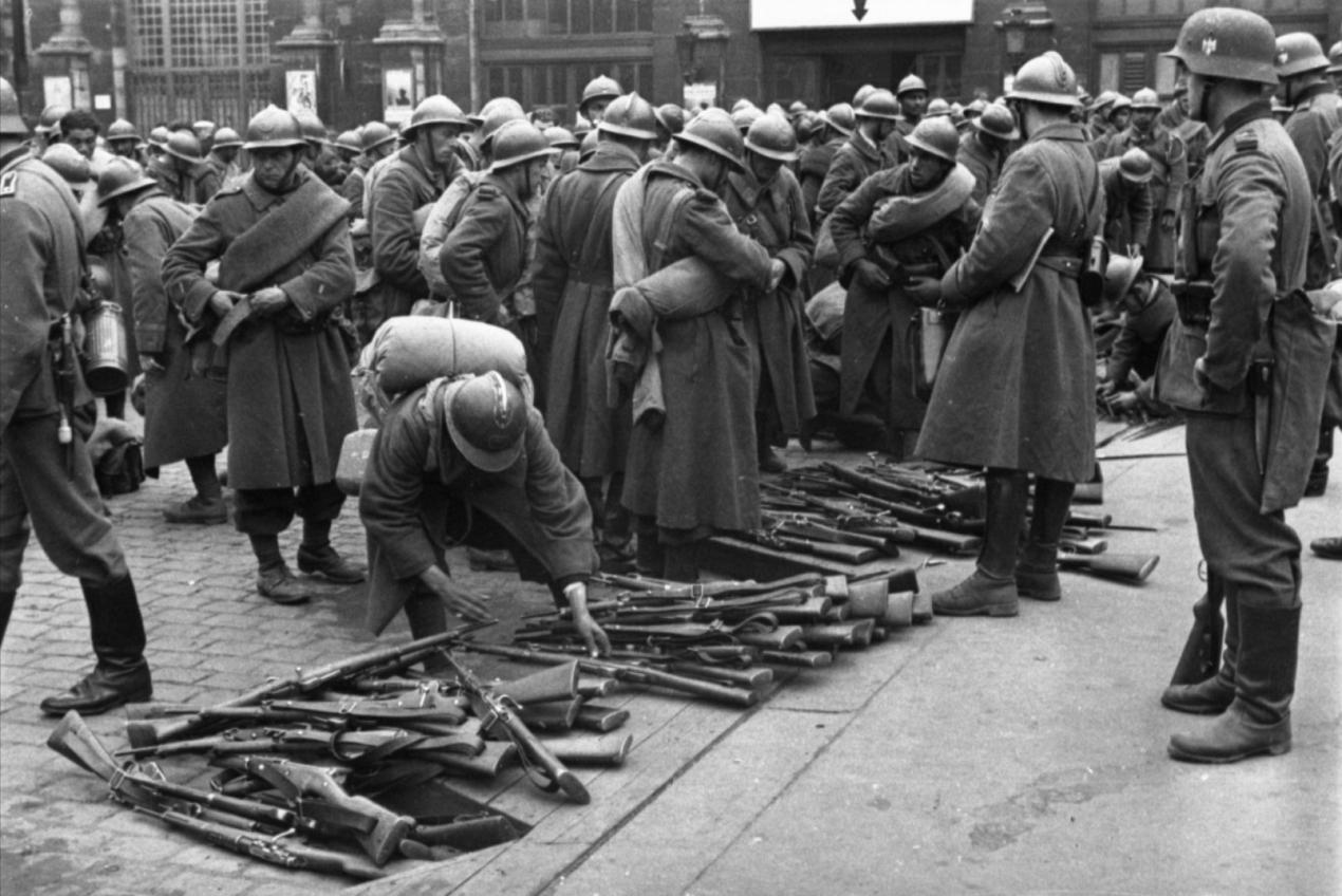 Devant la gare de Lille, les soldats français livrent leurs armes et leurs équipements aux allemands