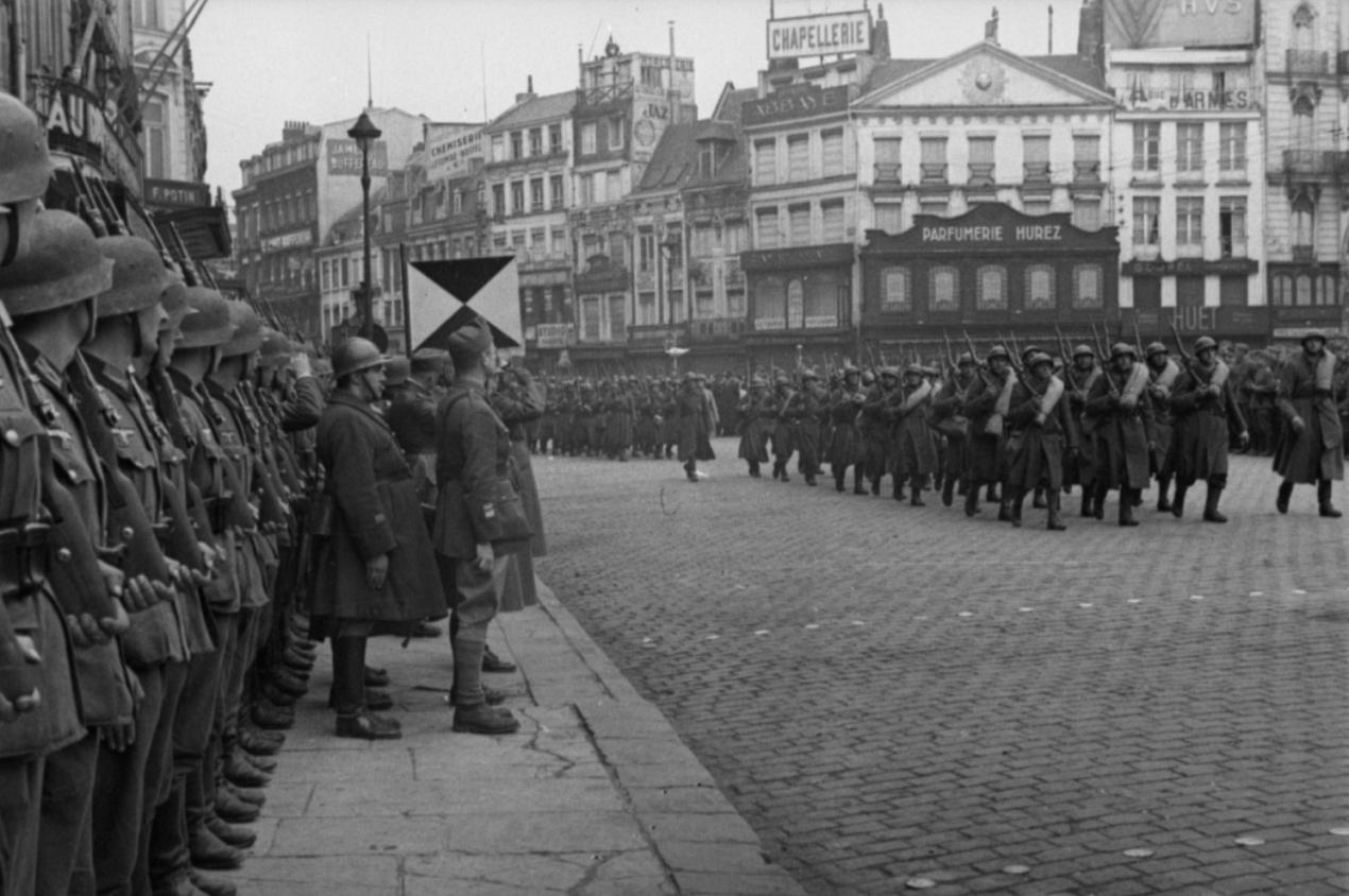 Les français arrivent de la rue Nationale et s'engagent sur la grand place de Lille 1er juin 1940