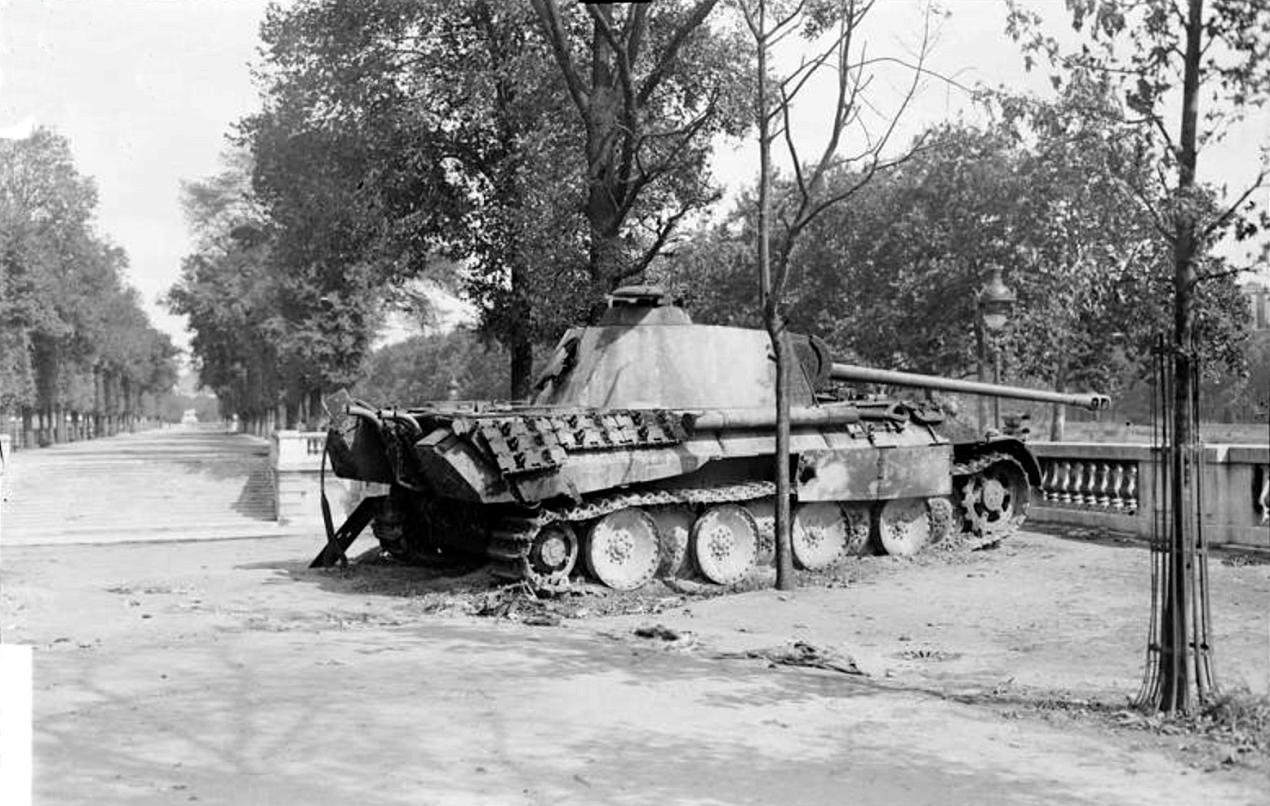 Char Panther allemand détruit - emplacement 3 - sur la terrasse du bord de l'eau du jardin des Tuileries - Libération de Paris 1944