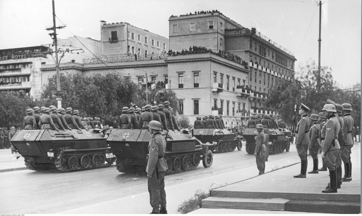 Défilé de sdkfz 251 devant l'hôtel Grande-Bretagne à Athènes 27 avril 1941 