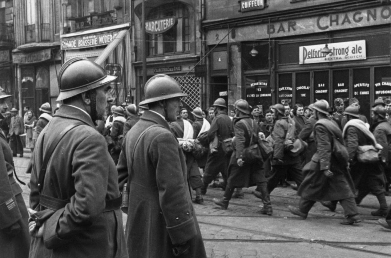 Un général de Brigade français regarde ses troupes en marche dans la direction de la gare de Lille 1 er juin 1940