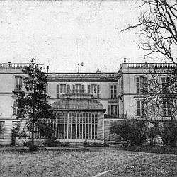 Vue sur la façade côté parc du château de Bécon-les-Bruyeres