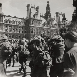 Passage de prisonniers Allemands, place de l'Hôtel-de-Ville - 25 Aout 1944
