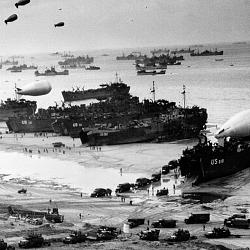 Landing ships putting cargo ashore on Omaha Beach, at low tide during the (…)