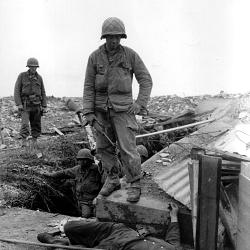 Bauwerk 348, un soldat armé d'une carabine M1 regarde le cadavre (…)