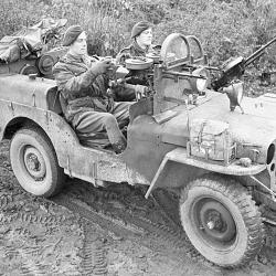 n SAS jeep manned by Sergeant Schofield and Trooper Jeavons of 1st SAS near (…)