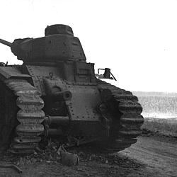 Frankreich, bei Doudelainville.- Zerstörter französischer Panzer Renault (…)