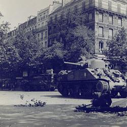 Le char Sherman Lutzen en position de tir face à la rue Vaugirard à la (…)