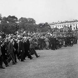 Le Général de Gaulle est acclamé par la foule en liesse sur la Place de la (…)