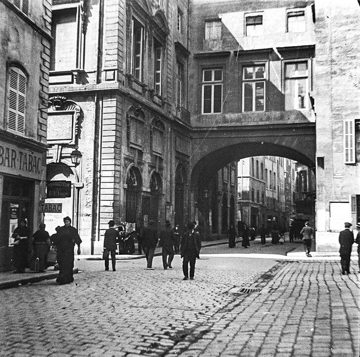 Rue de La Loge, l'hôtel de ville et le passage vus de la place Villeneuve à l'angle des rues de La Loge et Guirlande