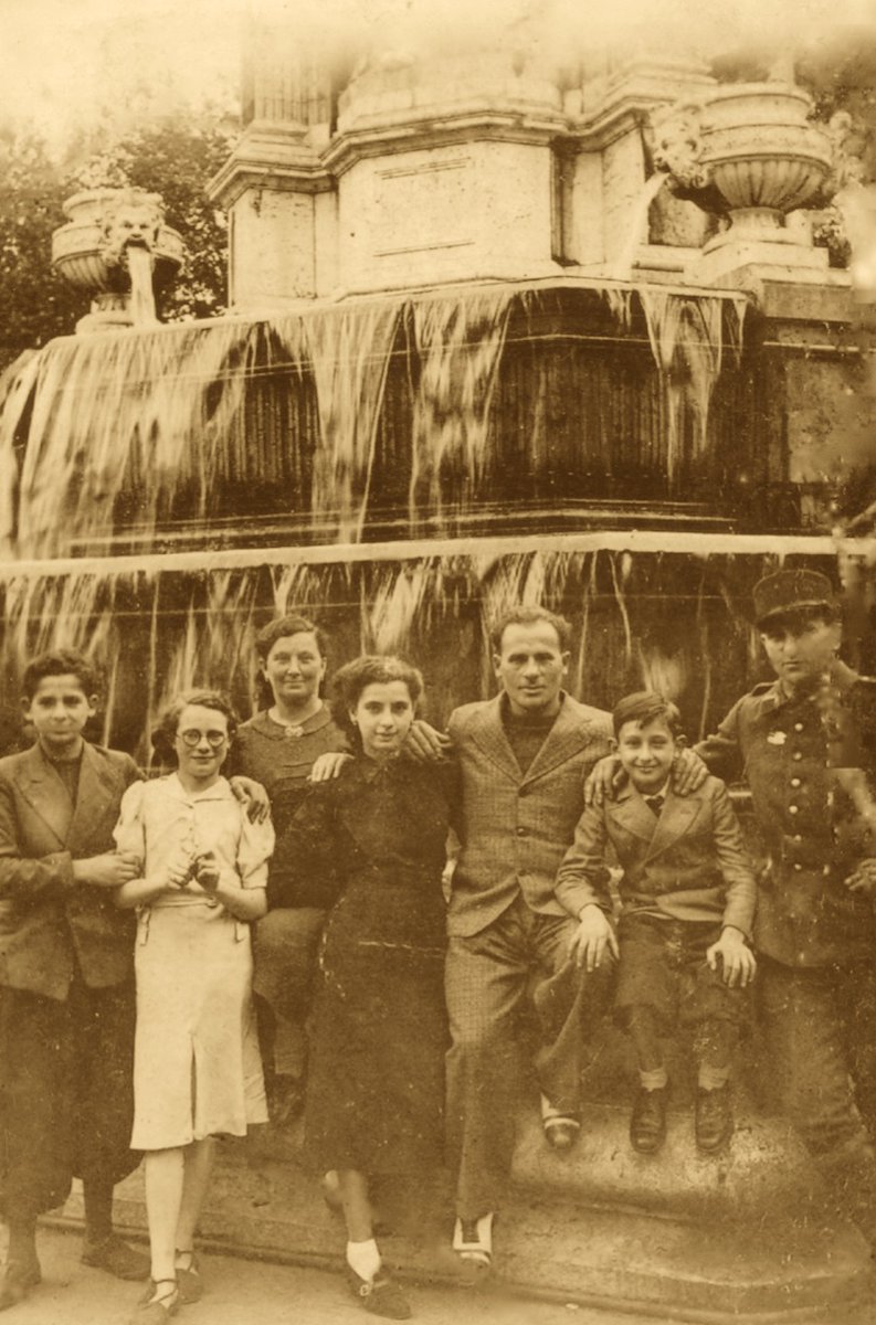 Lazare Pytkowicz (assis, à dr.), 12 ans, est entouré par sa famille, Place Saint-Sulpice, à Paris, en 1940. 