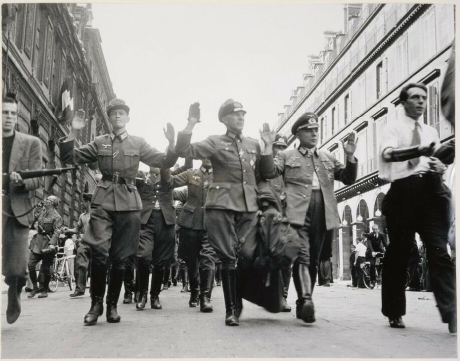 Officiers prisonniers allemands se rendant aux FFI, rue de Rivoli, Libération de Paris Jean Séeberger