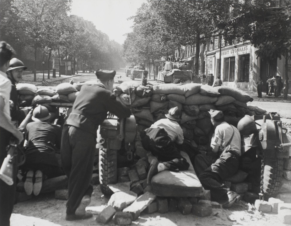Barricade Boulevard Saint-Michel à la hauteur du boulevard Saint-Germain La libération de Paris - 1944 - Jean Séeberger