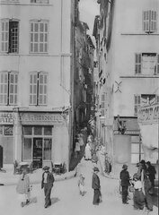 Quai Saint-Jean : départ de la rue Coin de Reboul (en face). 