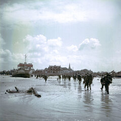 Soldats canadiens qui débarquent sur la plage de Juno Beach Nan White à Bernières-sur-Mer, au centre la villa l'Étrille et Les Goélands