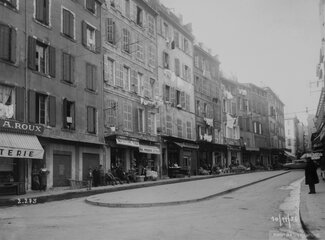La rue de La Bonneterie au début de la rue de La Loge et la fin de la rue Coutellerie (Place Victor Gelu)