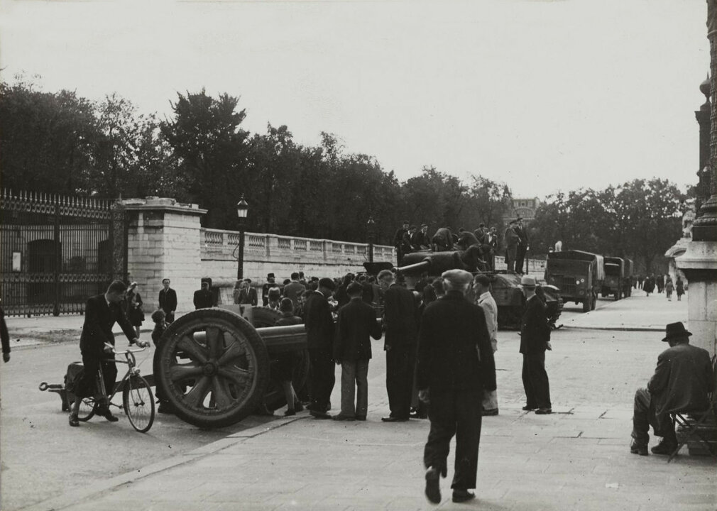 PLACE DE LA CONCORDE, DEVANT L'ENTRÉE DU JARDIN DES TUILERIES, DES CURIEUX OBSERVANT LES MATÉRIELS ABANDONNÉS PAR LES ALLEMANDS (CANON ET PANTHER)