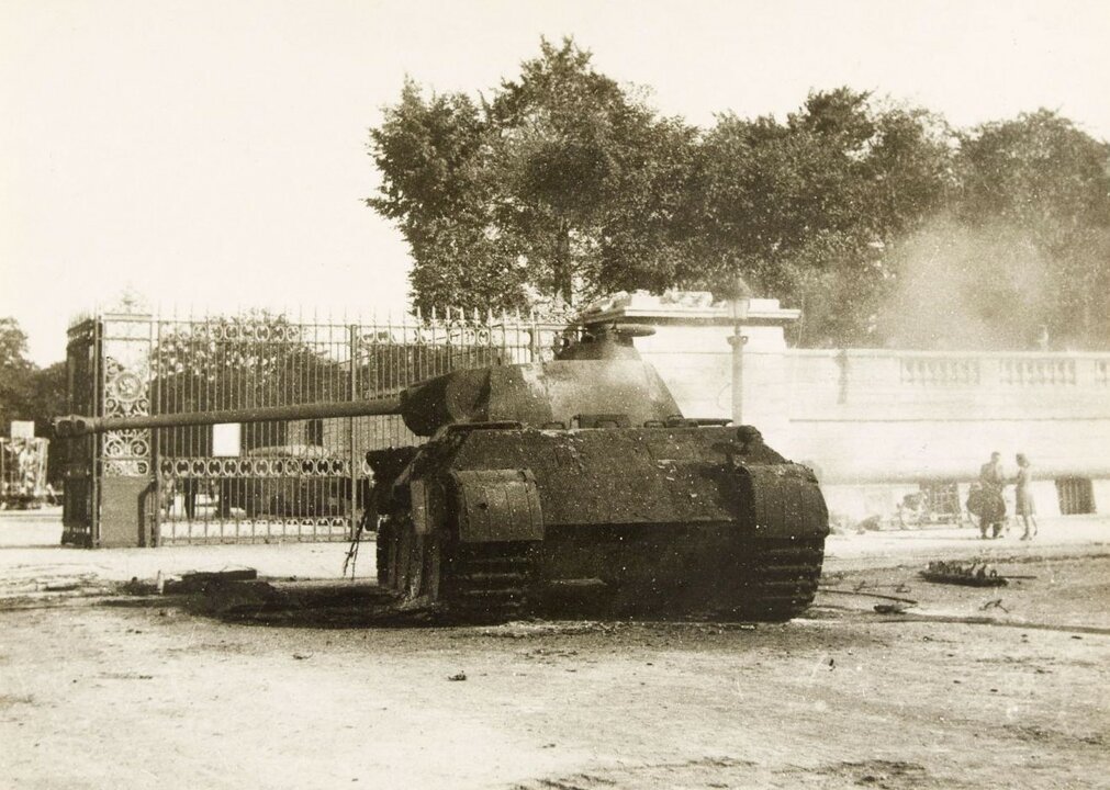 Place de la Concorde, la "Panther" détruite par le "Simoun" et le "Douaumont"