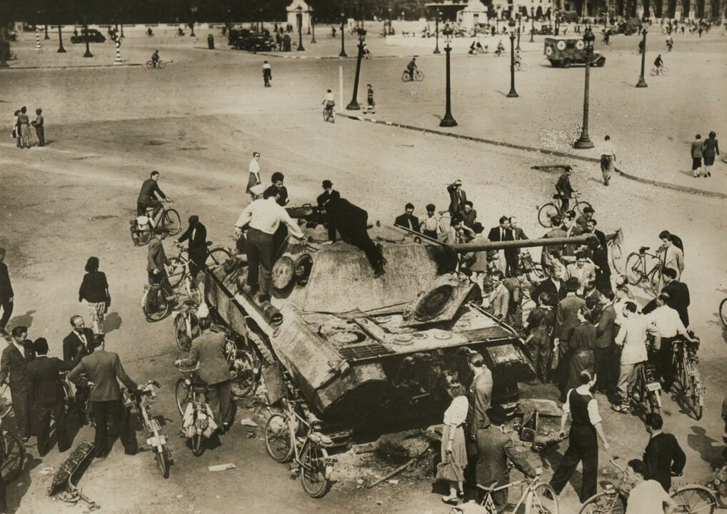 PLACE DE LA CONCORDE, DEVANT LA GRILLE OUEST DU JARDIN DES TUILERIES, CHAR PANTHER IMMOBILISÉ PAR LE CHAR CHAMPAGNE ENTOURÉ PAR LA FOULE