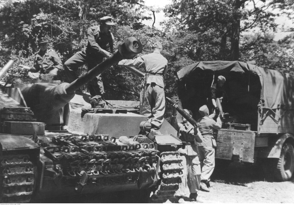 StuG IV . NSSK pesonnel , wloskim front 1944 , (Korpus Samochodowy)