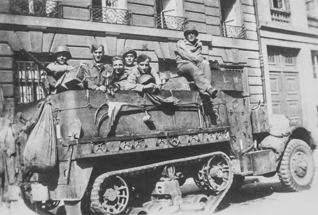 Half-track de la 3e section, 10e Cie, IIIe bataillon du Régiment de Marche du Tchad arrêté devant le Grand hôtel d'Entragues, au 12 rue de Tournon