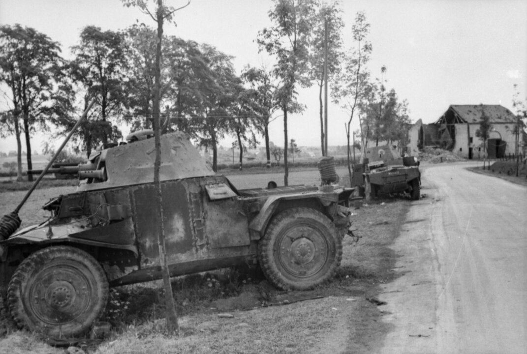 Zerstörter französischer Spähpanzer Panhard 178, Rue Barriere Luc (N98), östlich von Philippeville / südlich von Florennes, Belgien mai 1940