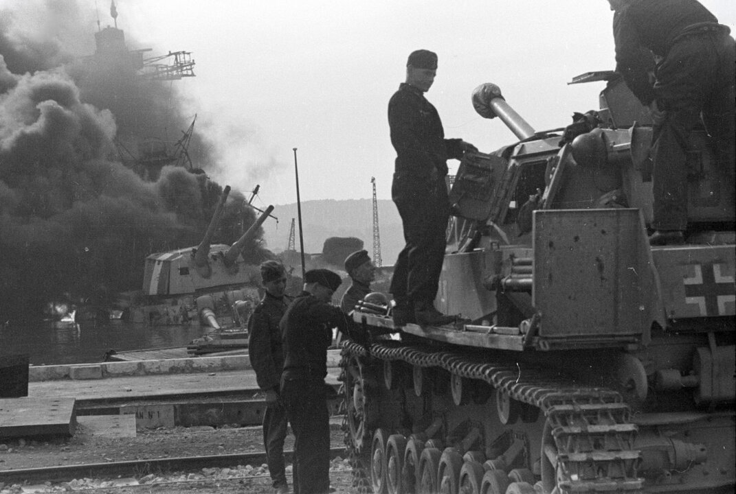 Navire Colbert en flamme Toulon novembre 1942