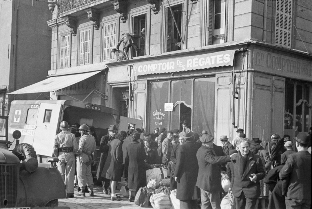 Centre de triage dans le "Comptoir des régates" quai Saint-Jean Marseille, entre les rues Moïse (à gauche) et Tamaris (Coin de Cabriès). Disparus