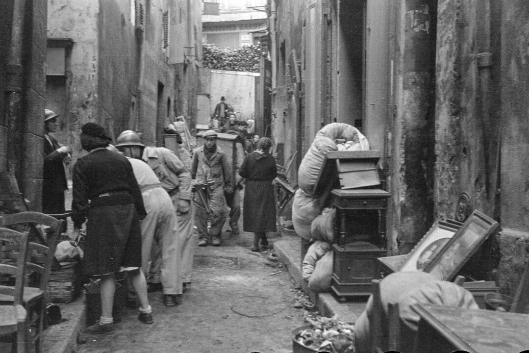 Rue Lanternerie en direction du 50 rue Caisserie. Janvier 1943