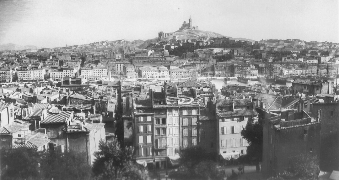 Grand'rue Marseille. Depuis l'hôtel Dieu, vue sur la rue de La Guirlande qui descend vers le port jusqu'à la rue de La Loge. 