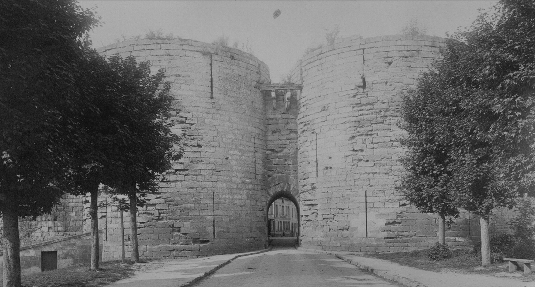 Coucy-le-Château. Porte de Laon : n°206