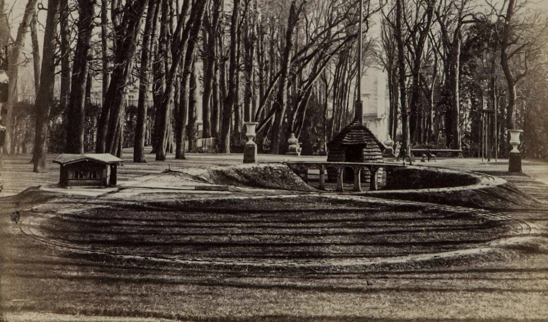 Le chemin de fer du Prince Impérial vers le palais, dont l'angle de la façade arrière est visible