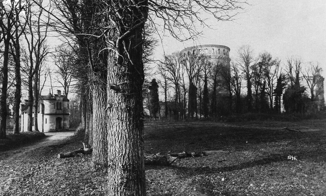 La maison de gardien (disparue), le donjon (disparu) et la tour de l'Artillerie