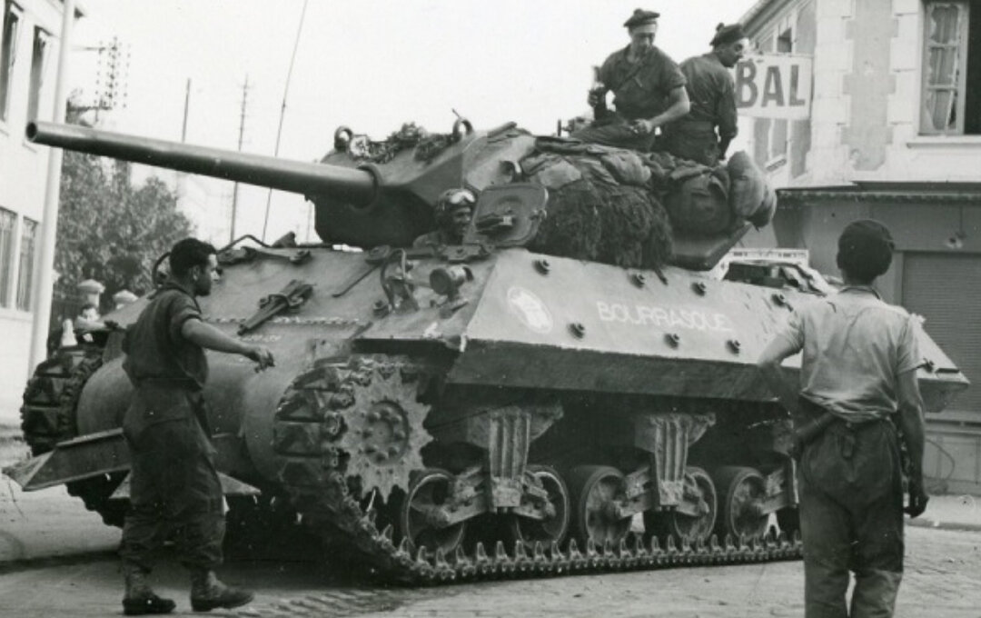 Le char M10 TD Bourrasque de la 2eDB au carrefour Nègre Enghien-les-Bains27 août 1944