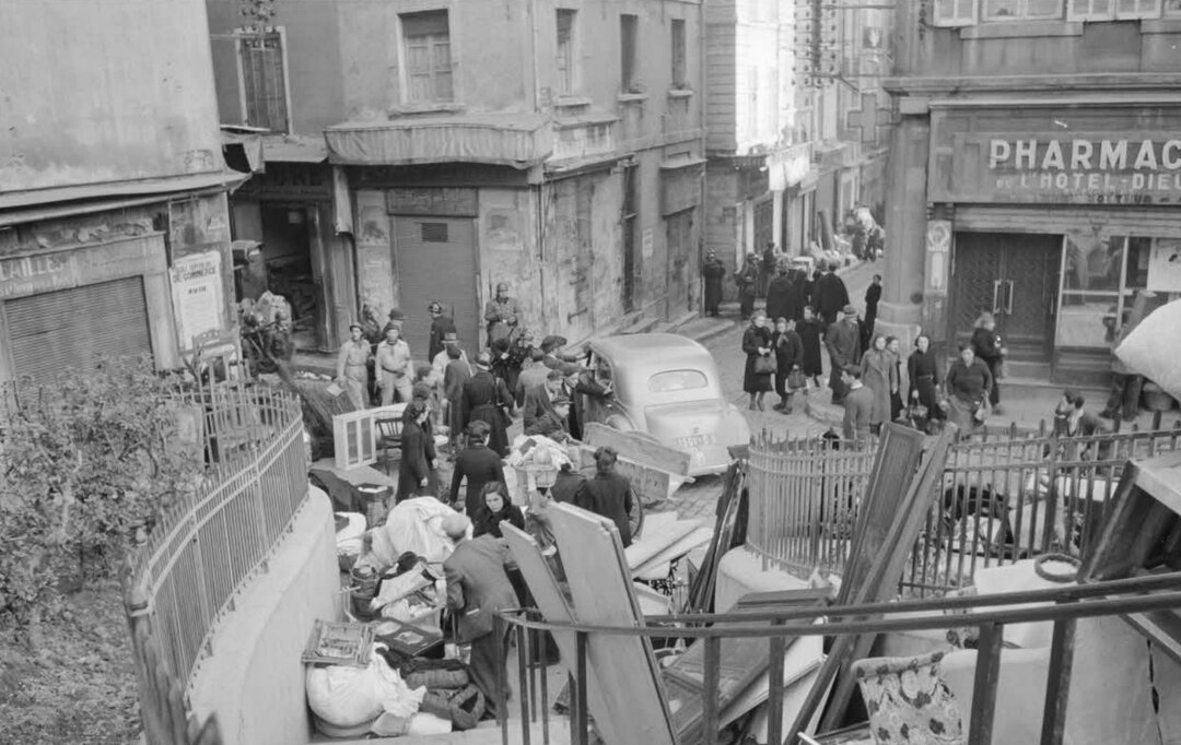 Depuis l'escalier qui mène à l'Hôtel-Dieu, vue sur la Grand'rue (qui part vers la gauche) et l'axe de la rue des Guirlandes (en face)