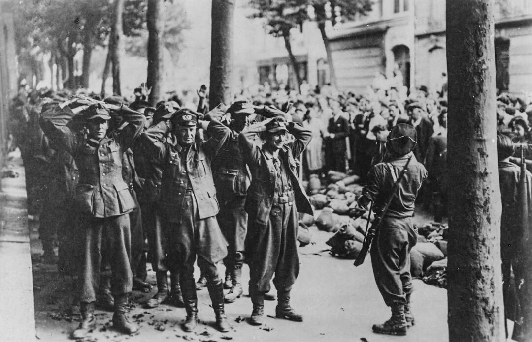 Prisonniers allemands du Sénat fouillés par des marins du RBFM le long des grilles du Jardin du Luxembourg (devant le 16 rue Guynemer)