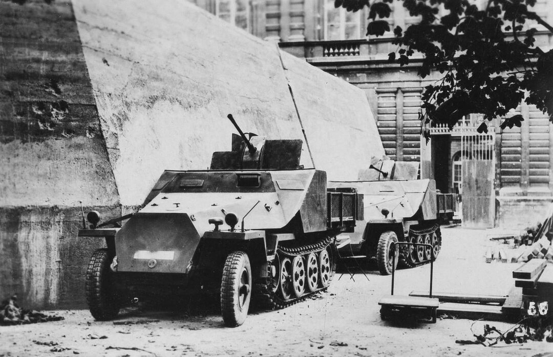 Deux Selbstfahrlafette (Sd. Kfz. 11/1) für 2cm Flak 38 auf le. Zgkw. 3t mit Panzerschutz garés le long du bunker du Sénat
