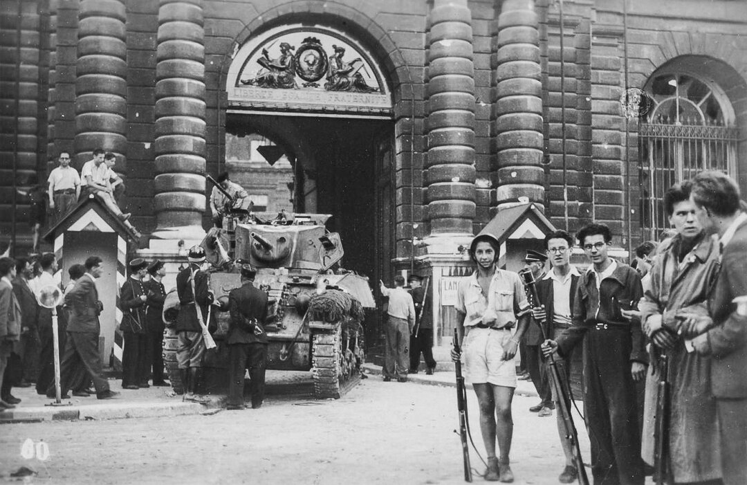 0. FFI, gendarmes et policiers, et char M3A3 de la 2e/3e section du 4/501e RCC devant le pavillon d'entrée du Sénat