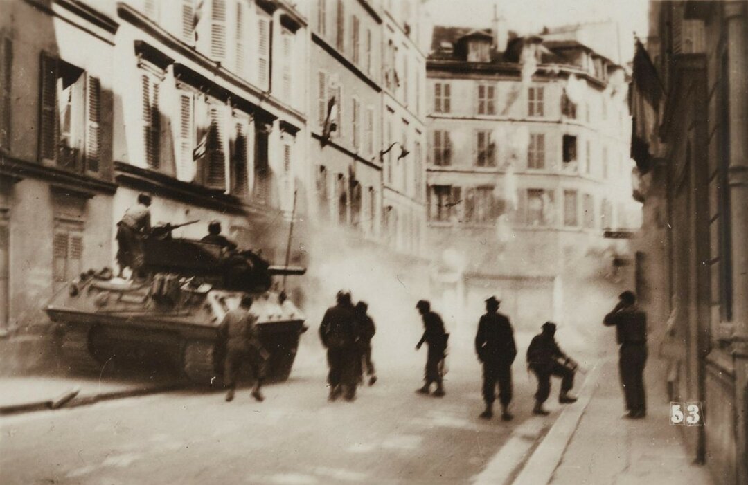 PHOTOGRAPHIE N° 53 DE LA SÉRIE II : TD M10 CORSAIRE (2/3/RBFM), RUES DE FLEURUS/D'ASSAS, TIRANT VERS LA GRILLE DU JARDIN DU LUXEMBOURG (R. GUYNEMER)