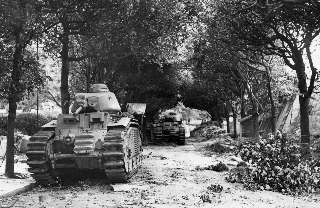 Des B1 Bis reconvertis en FlammenWerferPanzer B2 dans l'allée qui mène à la place Paul Claudel en face du théâtre de l'Odéon