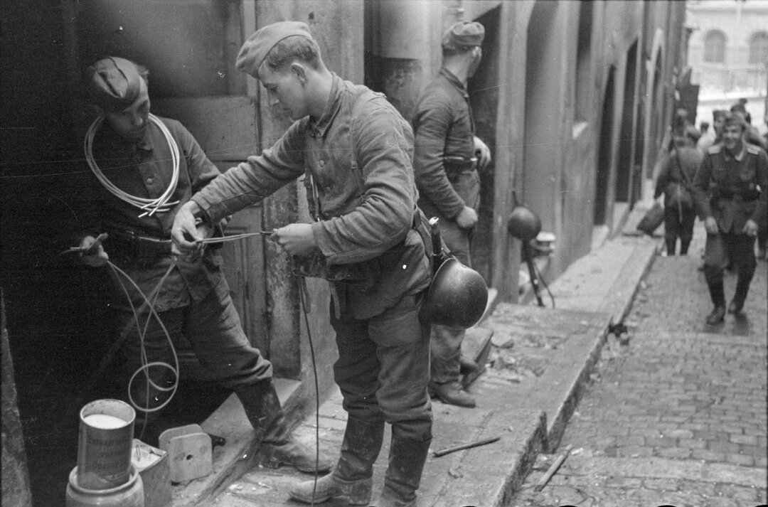Les artificiers allemands à l'œuvre au 12 rue Bompart - Février 1943 Marseille