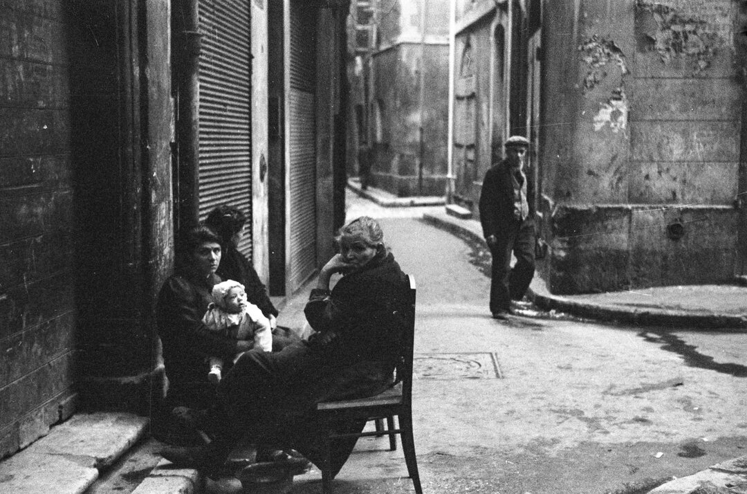 Rue Saint-Christophe en direction de la rue de la Guirlande, au niveau de la rue de la Dorade 