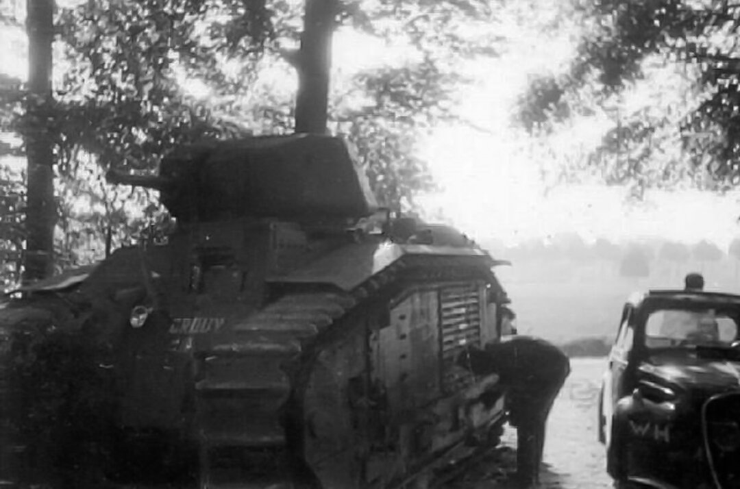 Une voiture arrêtée auprès du char B1 Bis Crouy hors de combat