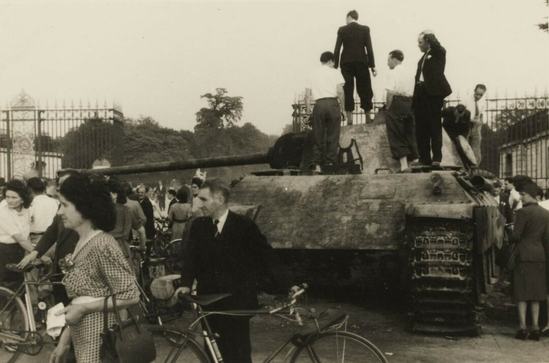 0. CHAR ALLEMAND PANTHER DÉTRUIT ENVIRONNÉ PAR LA FOULE DEVANT LES GRILLES DU JARDIN DES TUILERIES, PLACE DE LA CONCORDE (8E ARRONDISSEMENT)