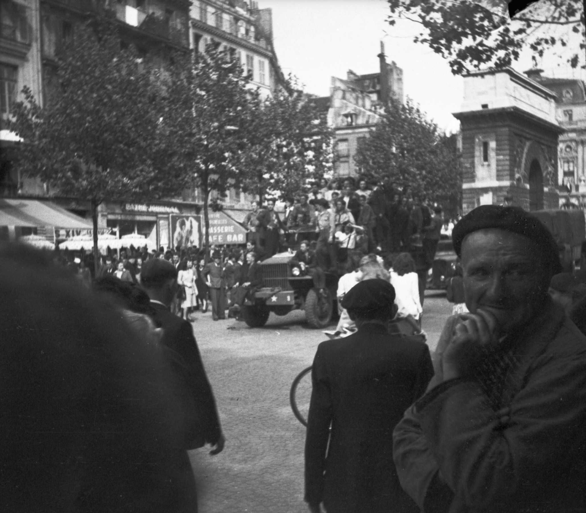 86 FI 1700, DES PERSONNES SUR UN CAMION DÉFILANT À PARIS POUR FÊTER LA LIBÉRATION DE LA VILLE. près de la porte Saint-Martin 1944
