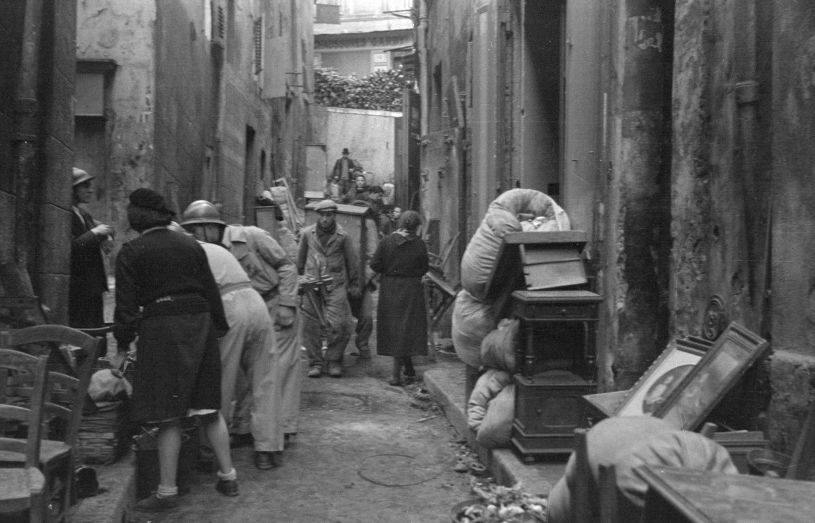 Rue Lanternerie en direction du 50 rue Caisserie. Janvier 1943