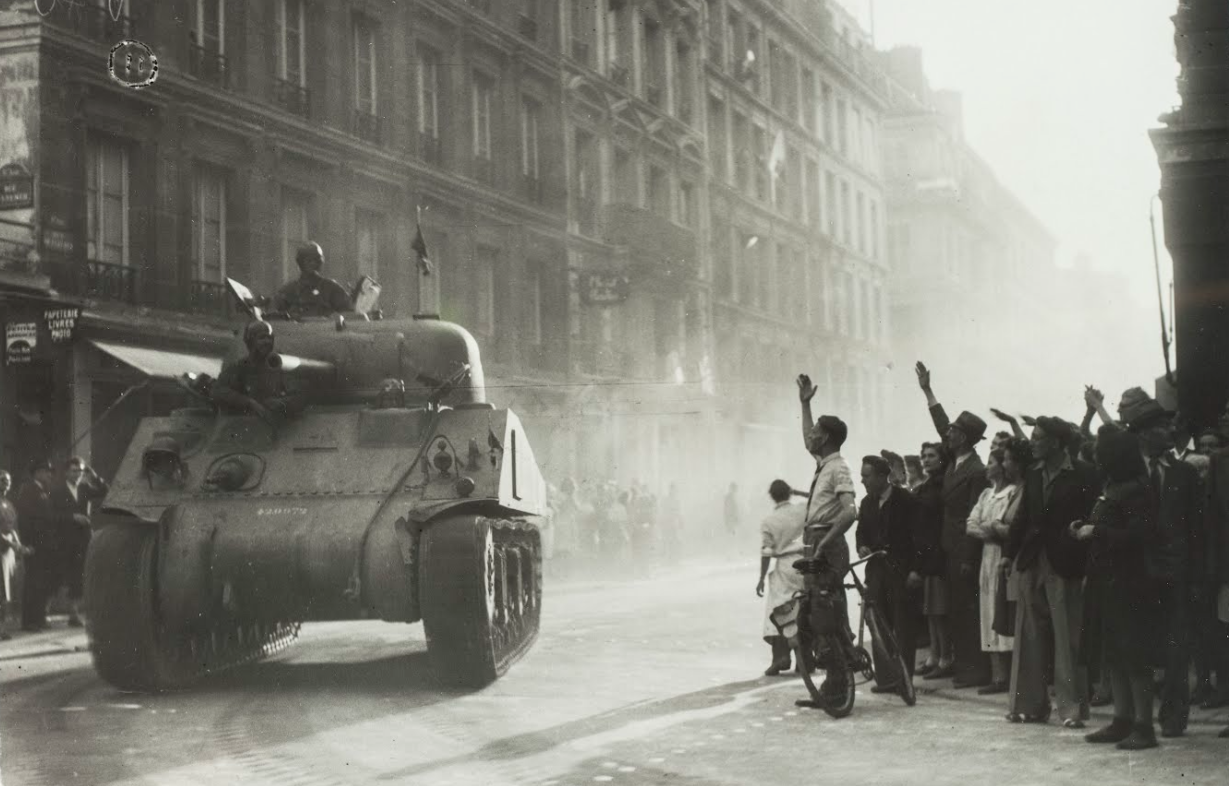 Libération de Paris, un char Sherman acclamé par la population parisienne Août 1944